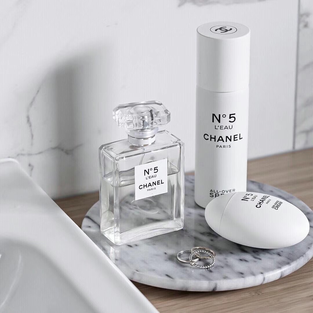 Chanel No.5 L’eau EDT vẫn trung thành với phong cách thiết kế đơn giản, truyền thống của dòng nước hoa Chanel