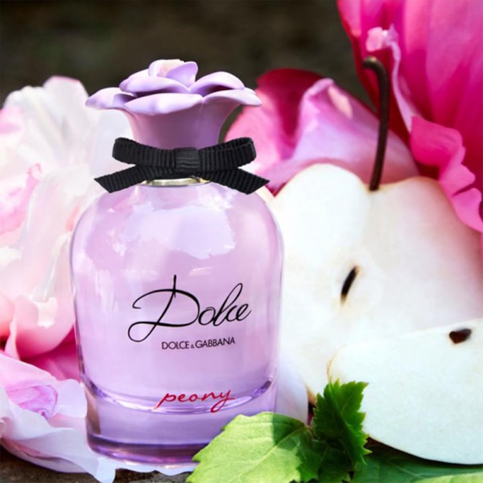 Thiết kế phần nắp của chai nước hoa được lấy ý tưởng từ loài hoa mẫu đơn nhằm thể hiện sự nữ tính, xinh đẹp